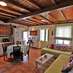 Bougainvillea House Apartmán *